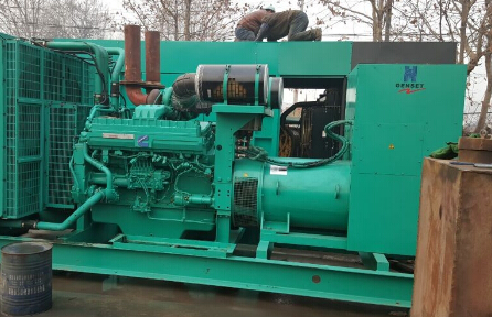 盐边发电机组如何判断水冷式机油散热器内部是否需要清洗？